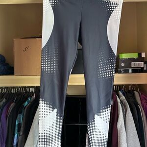 FiercePulse grey/white leggings NWT